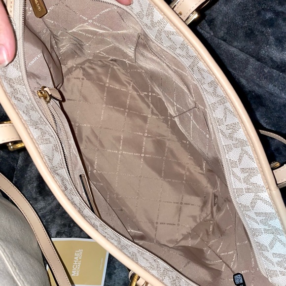 Michael Kors Jet Set Travel Tote Bag - Picture 7 of 9